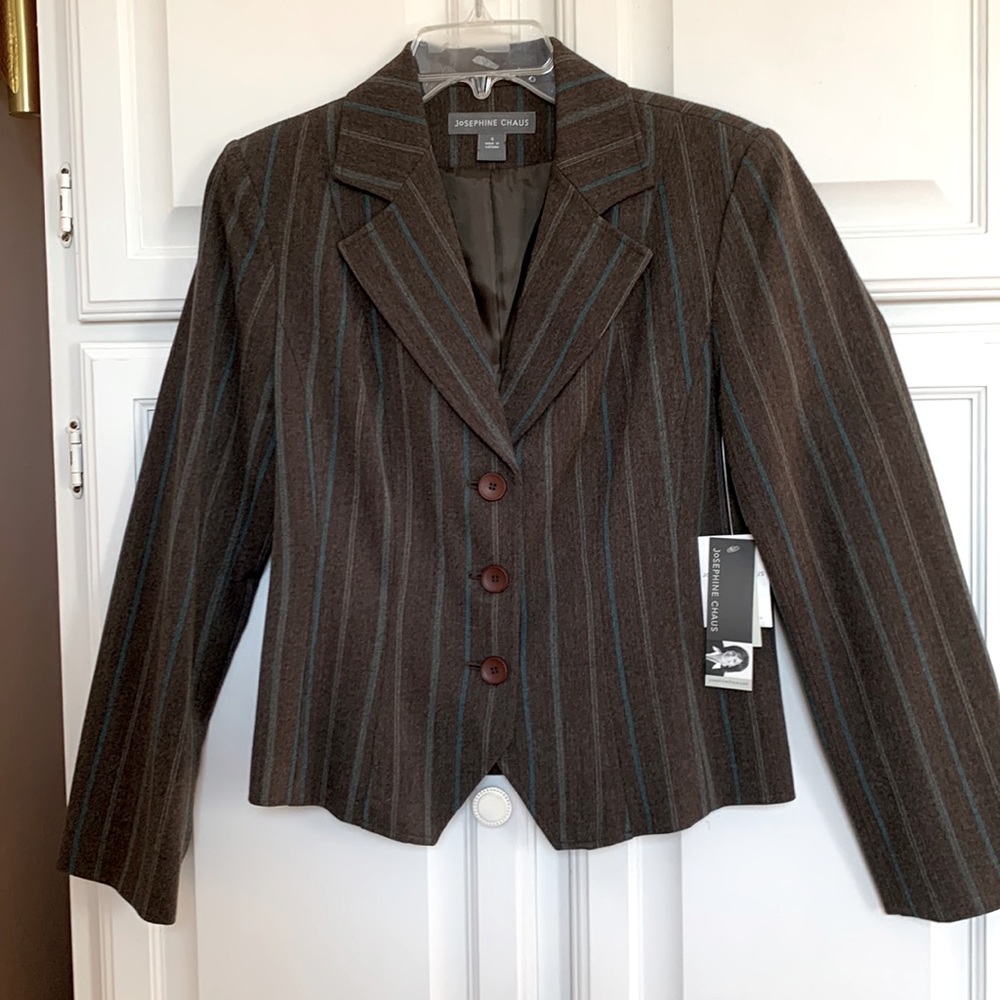 Josephine Chaus Women’s charcoal brown pinstripe lined suit jacket. Sz 4. NWT